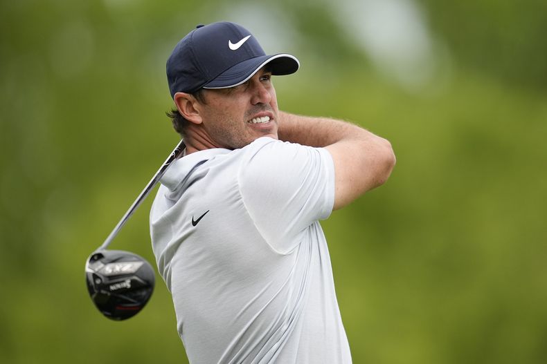 Brooks Koepka observa su tiro de salida al hoyo 9 durante la tercera ronda del Campeonato de la PGA, el sábado 20 de mayo de 2023 (AP Foto/Abbie Parr)