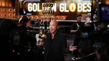 El anfitrión Jo Koy habla con reporteros en un encuentro con la prensa previo a los Globos de Oro en el hotel Beverly Hilton el jueves 4 de enero de 2024, en Beverly Hills, California. (Foto AP/Ashley Landis)
