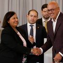 Dinorah Figuera, representante de la oposición venezolana, izquierda, y el presidente de la Asamblea Nacional, Jorge Rodríguez, se estrechan la mano tras firmar acuerdos al finalizar la segunda ronda de conversaciones políticas, el viernes 25 de septiembre de 2026, en Caracas, Venezuela. (AP Foto/Pedro Mattey)