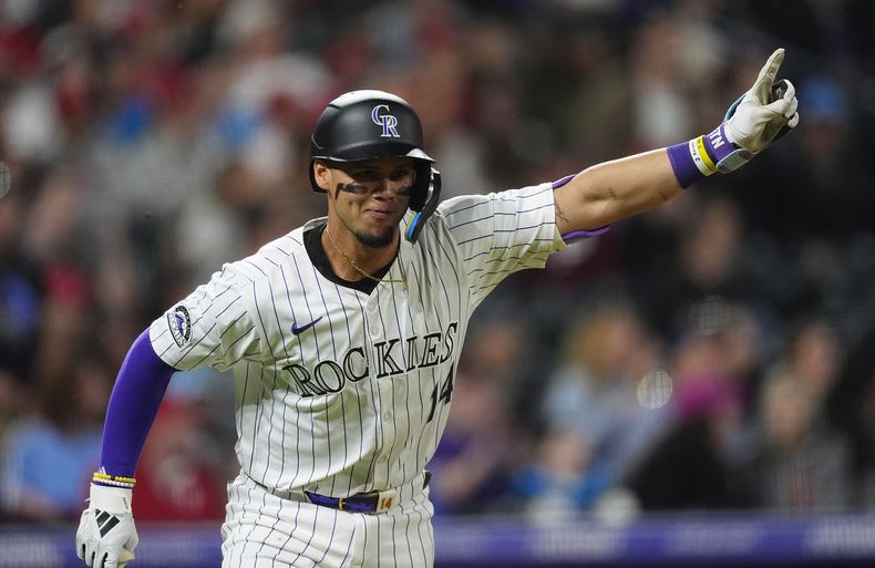 El venezolano Ezequiel Tovar, de los Rockies de Colorado, festeja tras conectar un sencillo que significó la victoria sobre los Filis de Filadelfia, el viernes 24 de mayo de 2024 (AP Foto/David Zalubowski)