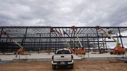 Elevadores JLG en funcionamiento en el exterior de una planta solar QCells de Hanwha el 16 de octubre de 2023 en Cartersville, Georgia. (Foto AP/Mike Stewart, Archivo)