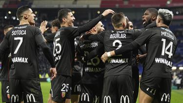 Kevin Danso celebra con sus compañeros de Lens tras marcar un gol ante Lyon en el partido de la liga francesa, el domingo 3 de marzo de 2024. (AP Foto/Laurent Cipriani)