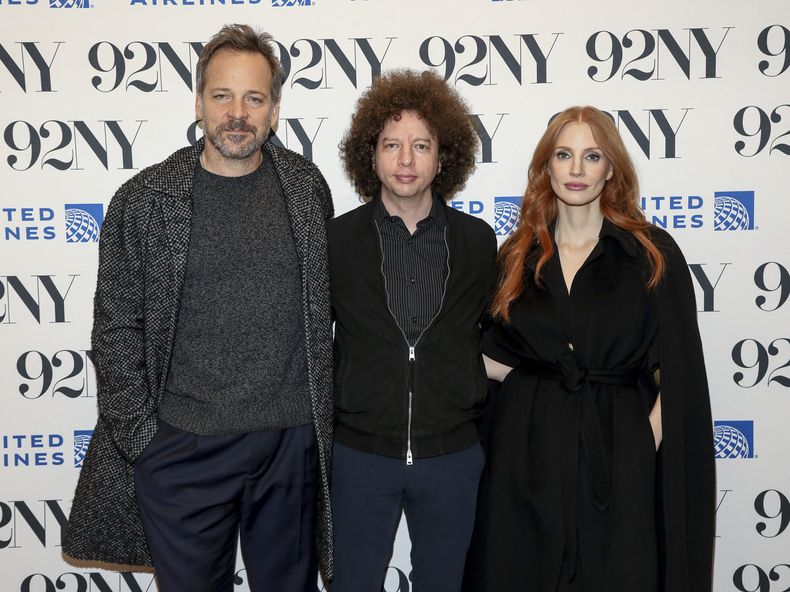 El actor Peter Sarsgaard, de izquierda a derecha, el director Michel Franco y la actriz Jessica Chastain posan tras bambalinas antes de una charla sobre la película Memory en The 92nd Street NY el 15 de diciembre de 2023, en Nueva York. (Foto Andy Kropa/Invision/AP)