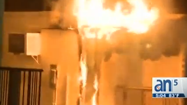 americateve | Este fuego pudo ser iniciado y por ello las autoridades investigan el porque una aula portátil fue consumida por las llamas.