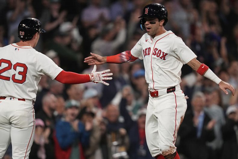 El mexicano Marcelo Mayer (derecha), de los Medias Rojas de Boston, festeja con Romy González luego de anotar en el juego del jueves 10 de julio de 2025, ante los Rays de Tampa Bay (AP Foto/Charles Krupa)
