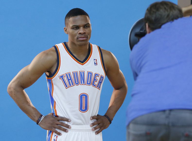 El base del Thunder de Oklahoma City, Russell Westbrook, posa para una foto el 27 de septiembre de 2013, en Oklahoma City. (AP Photo/Sue Ogrocki)