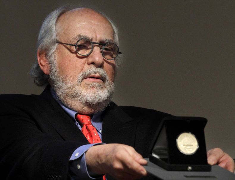 El mexicano Arturo Ripstein muestra la "Medalla Bellas Artes" que le fue entregada por su carrera cinematogr&aacute;fica en el Palacio de Bellas Artes de la ciudad de M&eacute;xico el 24 de febrero de 2014. (Foto de AP/Marco Ugarte)