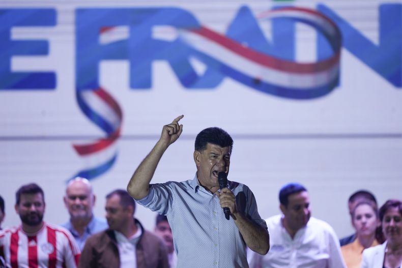 Efraín Alegre, candidato presidencial de la coalición Concertación para un Nuevo Paraguay, habla durante su mitin de clausura de campaña en Asunción, Paraguay, el jueves 27 de abril de 2023. Las elecciones generales de Paraguay están programadas para el 30 de abril. (Foto AP/Jorge Sáenz)