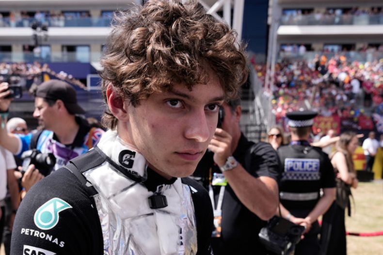 El italiano Kimi Antonelli de la escudería Mercedes se prepara para el Gran Premio de Gran Bretaña en Silverstone el domingo 5 de julio del 2026. (AP Foto/Darko Bandic)