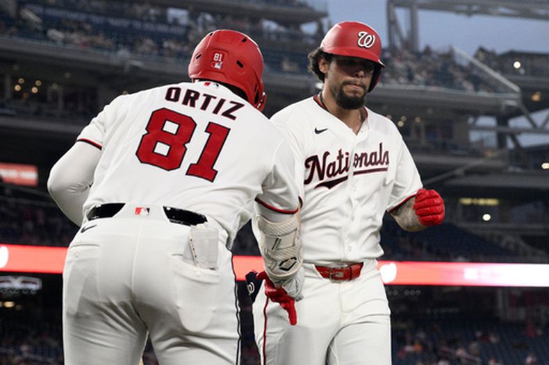El cubano Yohandy Morales, de los Nacionales de Washington, es felicitado por Abimelec Ortiz, luego de batear un jonrón ante los Bravos de Atlanta, el martes 1 de septiembre de 2026 (AP Foto/Nick Wass)