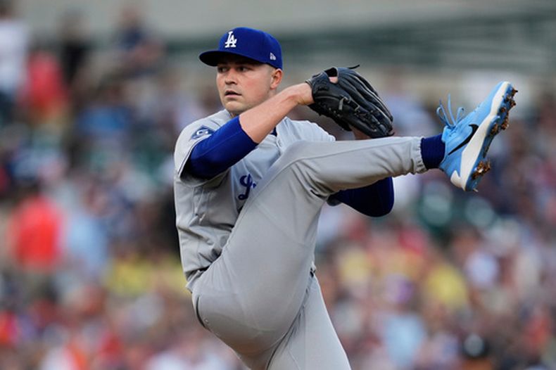 Tarik Skubal, de los Dodgers de Los Ángeles, lanza ante los Tigres de Detroit en el primer inning del juego del viernes 28 de agosto de 2026 (AP Foto/Paul Sancya)