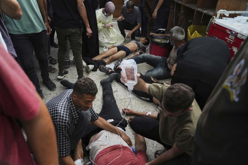 Palestinos heridos en ataques israelíes en el Hospital Shifa en Ciudad Gaza, el 30 de junio del 2025. (AP foto/Jehad Alshrafi)
