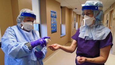 por accidente, una docena de cientificos se expusieron al ebola