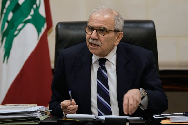 El primer ministro libanés Nawaf Salam habla con periodistas en la sede del gobierno en Beirut el 3 de diciembre del 2025. (AP foto/Bilal Hussein)