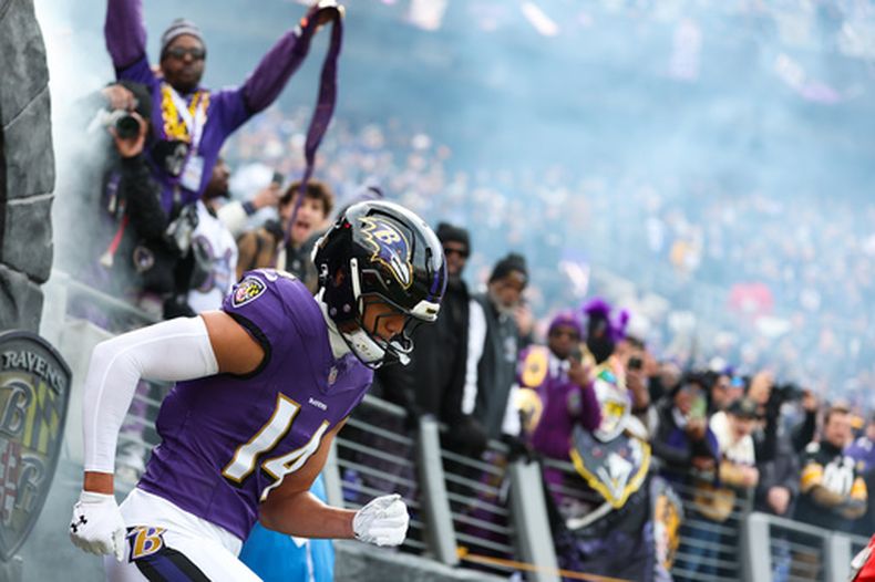 ARCHIVO - El profundo de los Ravens de Baltimore, Kyle Hamilton (14), corre hacia el campo durante la presentación de los jugadores antes de un partido de fútbol americano de la NFL contra los Steelers de Pittsburgh, el 7 de diciembre de 2025, en Baltimore. (Foto AP/Terrance Williams, Archivo)