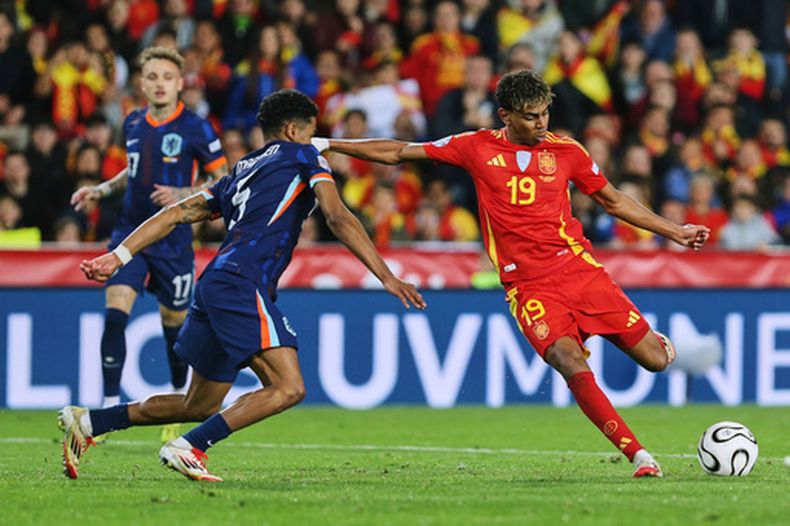 ARCHIVO - Lamine Yamal, de la selección de España, anota frente a Holanda en un duelo de cuartos de final de la Liga de Naciones, disputado en Valencia, el domingo 23 de marzo de 2025 (AP Foto/Alberto Saiz, archivo)