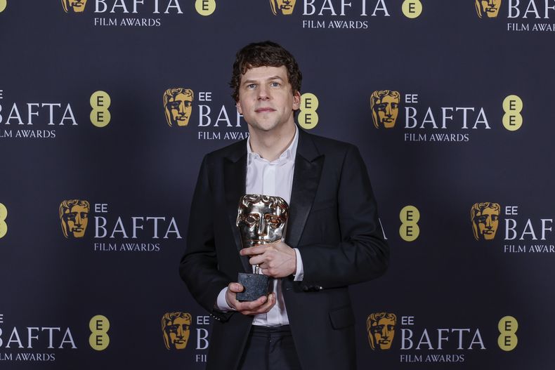 Jesse Eisenberg posa con el premio al mejor actor de reparto que recibió en nombre de Kieran Culkin por A Real Pain en la 78ª edición de los Premios de la Academia Británica de Cine, BAFTA, en Londres, el domingo 16 de febrero de 2025. (Foto Joel C Ryan/Invision/AP)