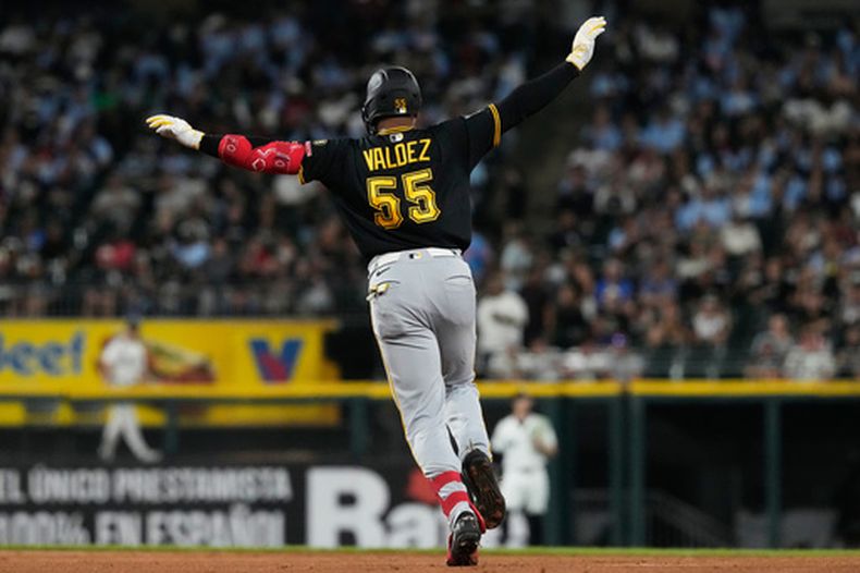 Esmerlyn Valdez, de los Piratas de Pittsburgh, celebra mientras corre las bases después de batear un jonrón solitario en la quinta entrada del juego de béisbol de Grandes Ligas ante los Medias Blancas de Chicago, el miércoles 9 de septiembre de 2026, en Chicago. (AP Foto/Nam Y. Huh)