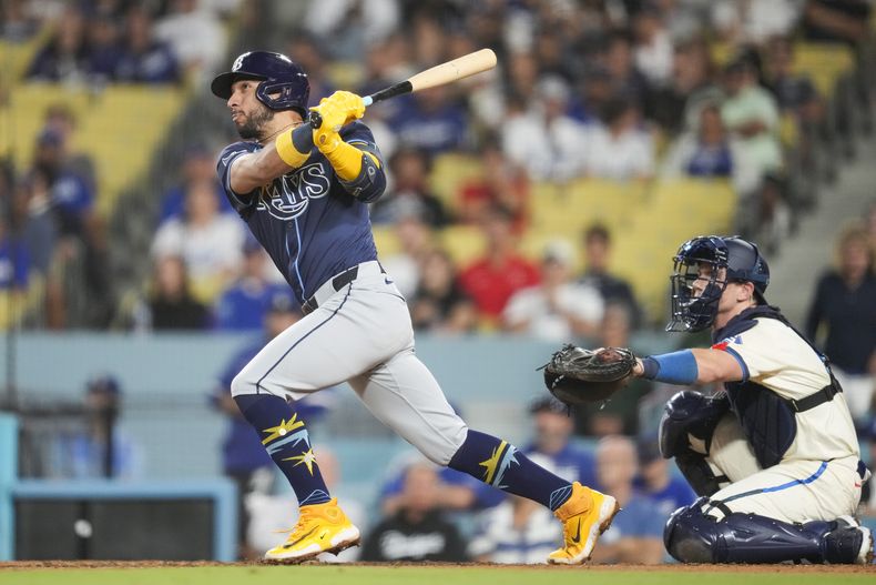 El panameño José Caballero, de los Rays de Tampa Bay, batea un jonrón en el décimo episodio del duelo ante los Dodgers de Los Ángeles, el sábado 24 de agosto de 2024 (AP Foto/Ashley Landis)