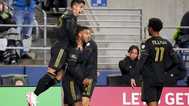 El delantero uruguayo del LAFC Cristian Olivera (izquierda) salta para celebrar con el delantero Denis Bouanga (segundo desde la izquierda), y el centrocampista Timothy Tillman (11) luego del gol ante Seattle Sounders durante la primera mitad del juego de semifinales de la MLS el domingo 26 de noviembre de 2023, en Seattle. (AP Foto/Lindsey Wasson)