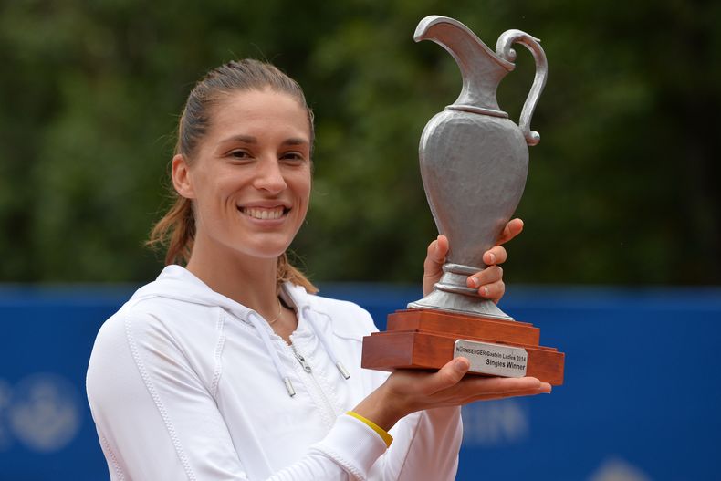 La alemana Andrea Petkovic posa con el trofeo tras ganar la final del torneo de Bad Gastein contra la estadounidense Shelby Rogers el domingo, 13 de julio del 2014, en Bad Gastein, Austria. (Foto AP/ Kerstin Joensson)