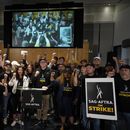 La presidenta del sindicato de actores SAG-AFTRA, Fran Drescher, y el director ejecutivo nacional y negociador principal de SAG-AFTRA, Duncan Crabtree-Ireland, en el centro, posan con miembros de SAG-AFTRA durante una conferencia de prensa que anuncia una huelga del sindicato el jueves, 13 de julio de 2023, en Los Ángeles. Esta es la primera vez desde 1960 que actores y guionistas de Hollywood están en huelga al mismo tiempo. (Foto AP/Chris Pizzello)