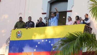 El presidente Nicolás Maduro se dirige a sus seguidores desde el palacio presidencial de Miraflores en reivindicación de su reelección, en Caracas, Venezuela, el martes 30 de julio de 2024. (AP Foto/Fernando Vergara)