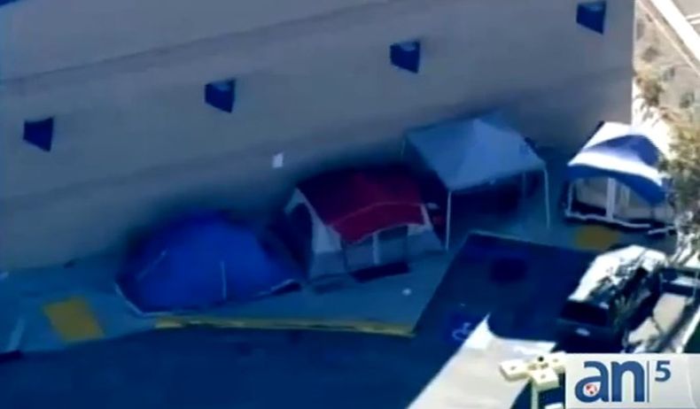 En medio de la polémica por el adelanto del viernes negro, ya comienzan las filas en las tiendas, en lo que muchos llaman jueves gris.