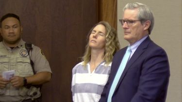 ARCHIVO - En esta imagen tomada de un video Ruby Franke durante una audiencia el lunes 18 de diciembre de 2023, en St. George, Utah. Franke, madre de seis hijos y antigua estrella de YouTube de videos sobre crianza en el canal 8 Passengers fue sentenciada a prisión al igual que su socia por abuso infantil. (Ron Chaffin/St. George News via AP, Pool, archivo)
