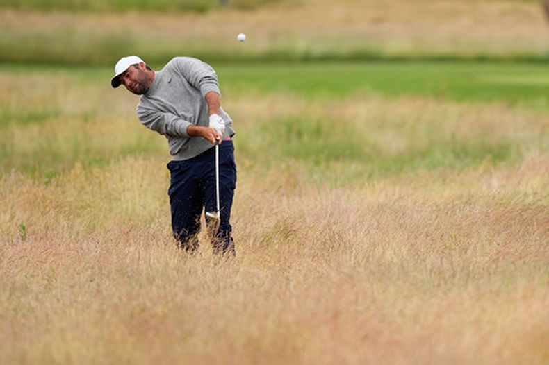 Scottie Scheffler en el rough en el cuarto hoyo de la primera ronda del Abierto de Estados Unidos en Shinnecock Hills Golf Club el jueves 18 de junio del 2026. (AP Foto/David J. Phillip)