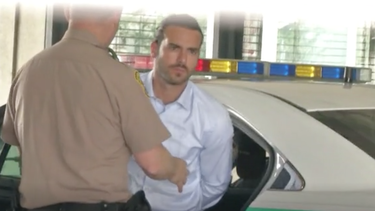 juez impone una fianza de $50,000 a pablo lyle y le obliga a llevar un grillete por muerte de cubano