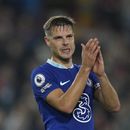 ARCHIVO - Foto del 19 de octubre del 2022, el español Cesar Azpilicueta del Chelsea aplaude tras el juego de la Liga Premier ante el Brentford. El jueves 6 de julio del 2023, Azpilicueta firma por un año con el Atlético de Madrid. (AP Foto/Alastair Grant, Archivo)
