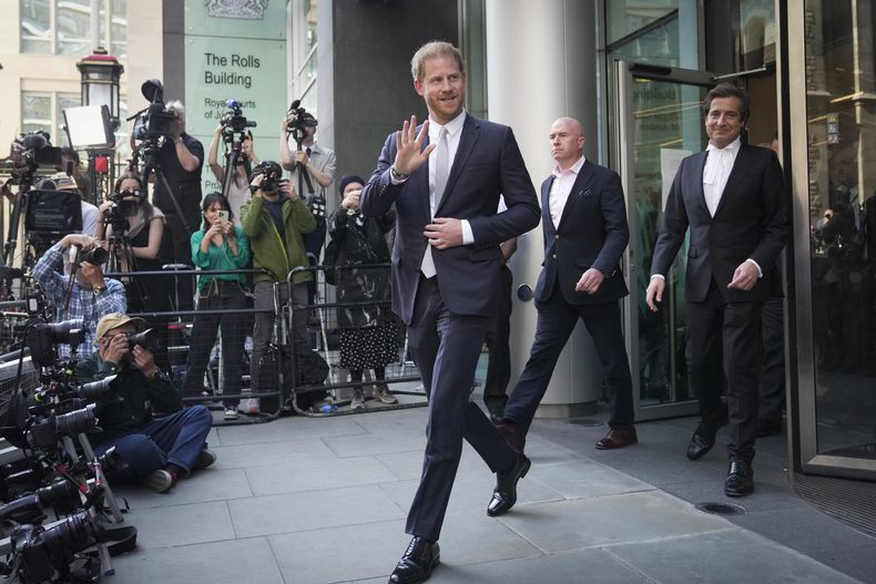 El príncipe Enrique abandona el Tribunal Superior después de declarar en Londres, el miércoles 7 de junio de 2023. El príncipe Enrique alega que los periodistas del Daily Mirror y sus periódicos hermanos utilizaron técnicas ilegales a escala industrial para obtener primicias. La empresa editorial Mirror Group Newspapers impugna las afirmaciones. (Foto AP/Kin Cheung)