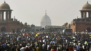 americateve | Foto del 22 de diciembre del 2012 de una manifestaci&oacute;n ante el palacio presidencial en protesta por la violaci&oacute;n en cadena de una estudiante de 23 a&ntilde;os en autob&uacute;s de Nueva Delhi, en la India. (Foto AP/Tsering Topgyal)