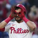 Kyle Schwarber, de los Filis de Filadelfia, festeja luego de disparar un triple en el juego ante los Dodgers de Los Ángeles, el viernes 9 de junio de 2023 (AP Foto/Matt Rourke)
