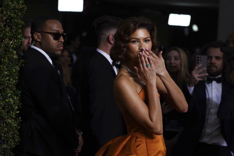 Zendaya llega a la 82ª edición de los Globos de Oro el domingo 5 de enero de 2025 en el Beverly Hilton de Beverly Hills, California. (Foto Jordan Strauss/Invision/AP)
