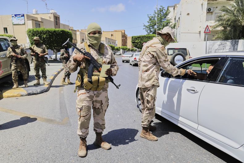 Soldados libios revisan un vehículo en un puesto de control en Trípoli, Libia, el 13 de mayo de 2025. (AP Foto/Yousef Murad)