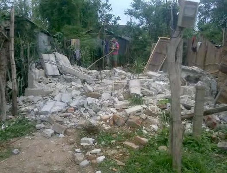 Solo escombros quedan de la antigua vivienda de Yoan y Lilianna.