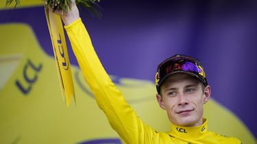 El líder general Jonas Vingegaard tras ganar la 16ta etapa del Tour de Francia, el martes 18 de julio de 2023, en Combloux. (AP Foto/Daniel Cole)