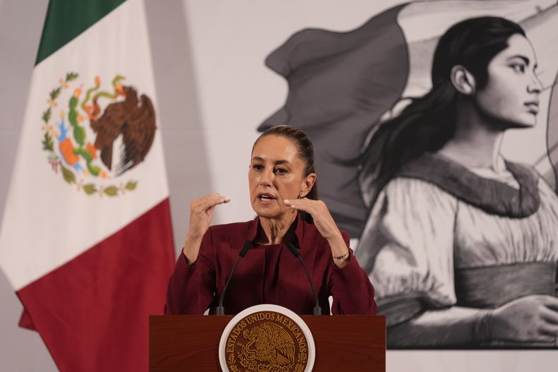 La presidenta mexicana Claudia Sheinbaum da su conferencia de prensa matutina en el Palacio Nacional en la Ciudad de México, el miércoles 2 de abril de 2025. (AP Foto/Marco Ugarte)