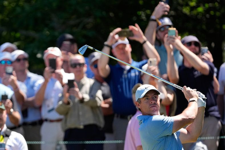 El norirlandés Rory McIlroy observa su tiro en el segundo hoyo de la ronda de práctica antes del Abierto de Estados Unidos el martes 16 de junio del 2026. (AP Foto/David J. Phillip)
