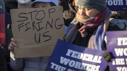 ARCHIVO - Manifestantes realizan una protesta en apoyo a empleados federales en el exterior del Departamento de Salud y Servicios Humanos, el 14 de febrero de 2025, en Washington. (AP Foto/Mark Schiefelbein, archivo)