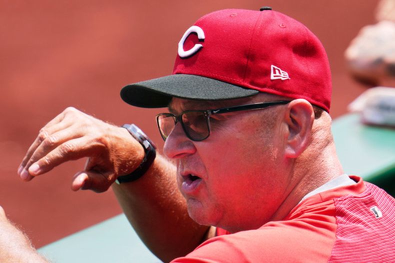 El mánager de los Rojos de Cincinnati, Terry Francona, permanece en el dugout durante la primera entrada de un partido de béisbol contra los Piratas de Pittsburgh, en Pittsburgh, el domingo 28 de junio de 2026. (Foto AP/Gene J. Puskar)