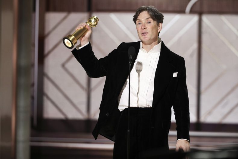 En esta imagen proporcionada por CBS, Cillian Murphy recibe el premio a mejor actor en una película de drama por Oppenheimer en la 81a edición de los Globos de Oro el domingo 7 de enero de 2024, en el Hotel Beverly Hilton en Beverly Hills, California. (Sonja Flemming/CBS via AP)