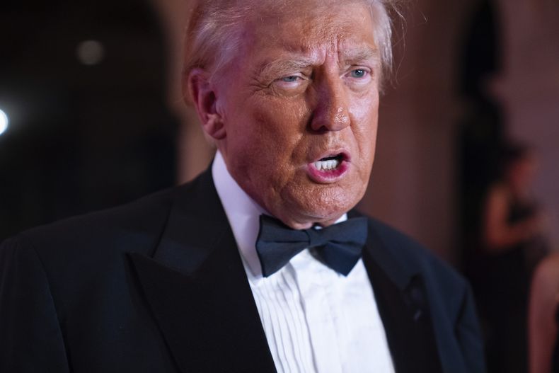 El presidente electo de EEUU, Donald Trump, habla con reporteros antes de una fiesta de Año Nuevo el martes 31 de diciembre de 2024 en Palm Beach, Florida. (AP Foto/Evan Vucci)