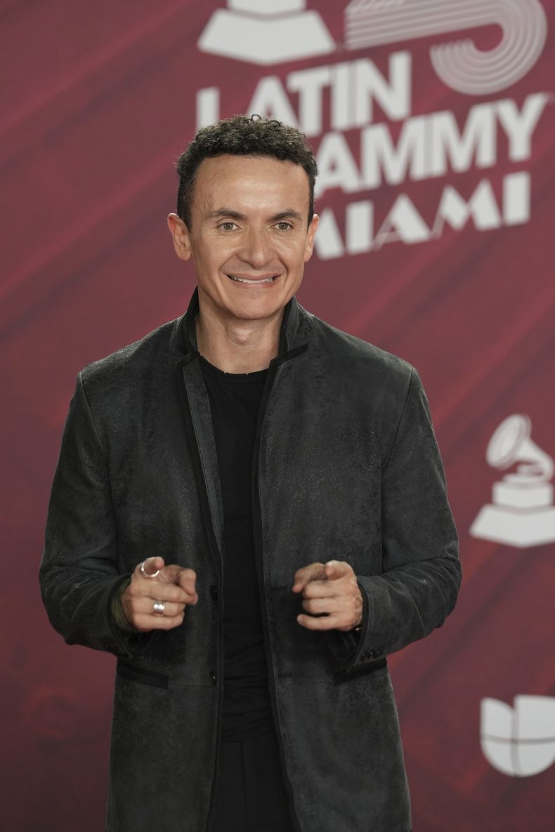 Fonseca llega a la 25a entrega del Latin Grammy el jueves 14 de noviembre de 2024, en Miami. (Foto AP/Rebecca Blackwell)