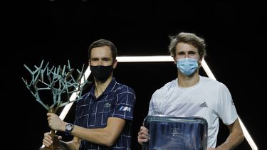 Medvedev se consagra en París tras domar a Zverev