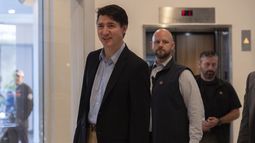 El primer ministro de Canadá, Justin Trudeau, camina por el vestíbulo del Delta Hotel by Marriott, el sábado 30 de noviembre de 2024, en West Palm Beach, Florida. (AP Foto/Carolyn Kaster)