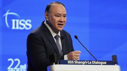 Gilberto Teodoro Jr, secretario de Defensa Nacional de Filipinas, ofrece un discurso durante su la 22da cumbre del Diálogo de Shangri-La en Singapur, el domingo 1 de junio de 2025. (AP Foto/Anupam Nath)