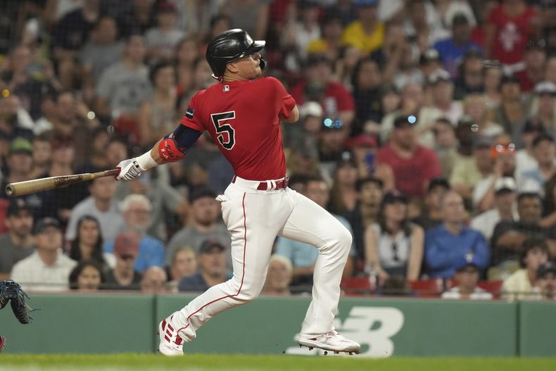 El puertorriqueño de los Medias Rojas de Boston Enrique Hernandez le da seguimiento a su sencillo de dos carreras en la séptima entrada del juego ante los Rangers de Texas el jueves 6 de julio del 2023. (AP Foto/Steven Senne)